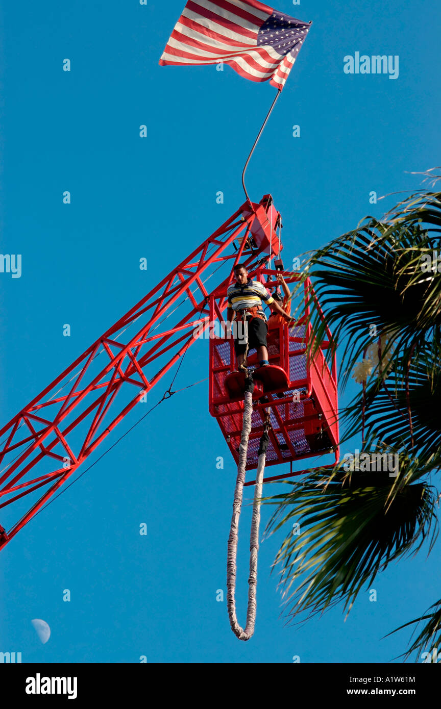 L'homme sur le point de saut à l'crane avec lune au-dessous de lui San Diego County Fair Del Mar California USA Banque D'Images