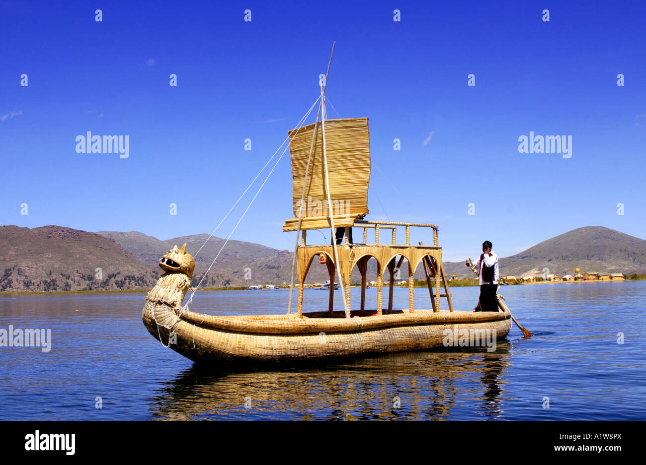Bateau de la Reed îles flottantes Uros, Lac Titicaca, Pérou Banque D'Images
