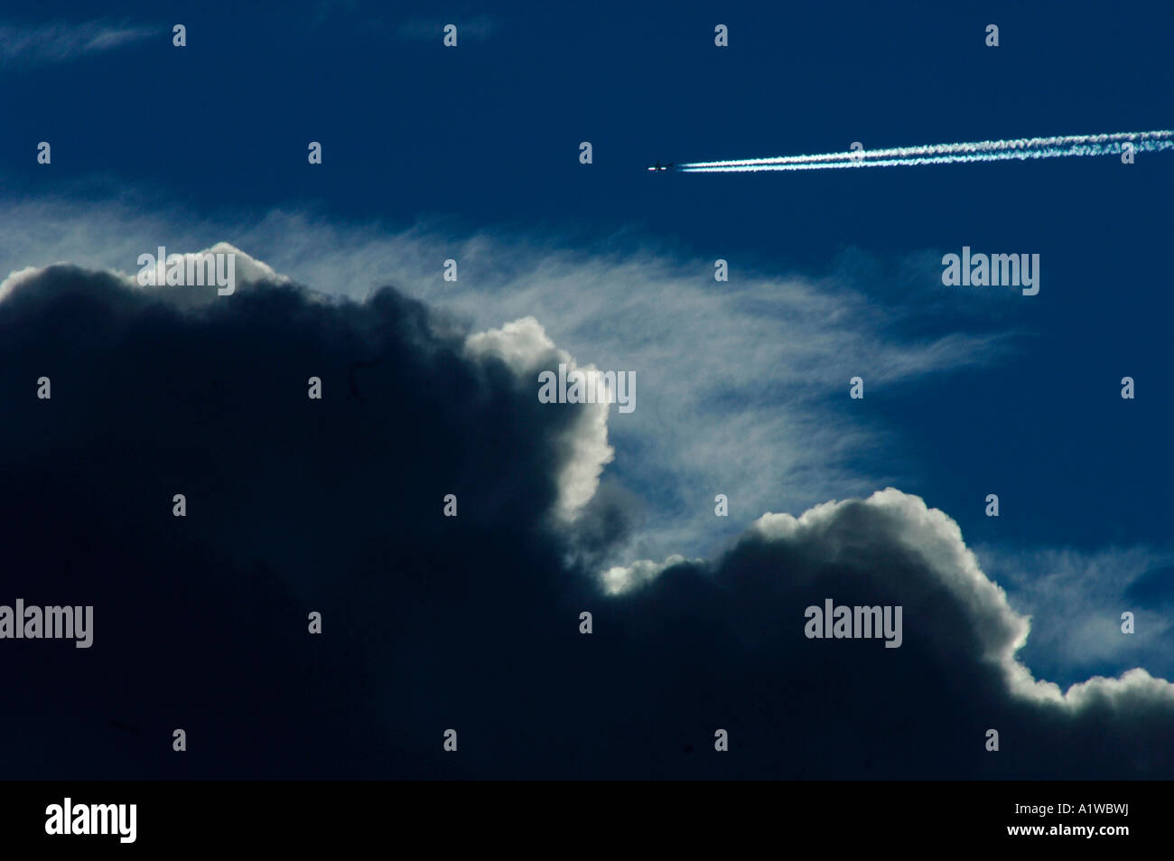 Avion de ligne en laissant une traînée de vapeur à travers le ciel. Banque D'Images Avion de ligne en laissant une traînée de vapeur à travers le ciel. Banque D'Images