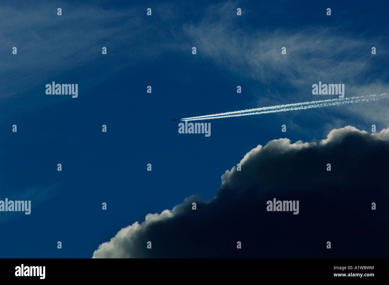 Avion de ligne en laissant une traînée de vapeur à travers le ciel. Banque D'Images Avion de ligne en laissant une traînée de vapeur à travers le ciel. Banque D'Images