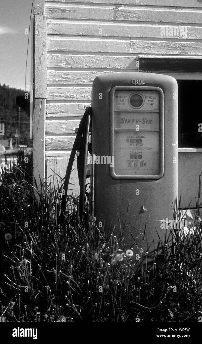 Pompe à essence désaffectée, pris dans la petite ville de Custer. Dans l'État du Dakota du Sud, USA,situé dans le célèbre Black Hills Banque D'Images