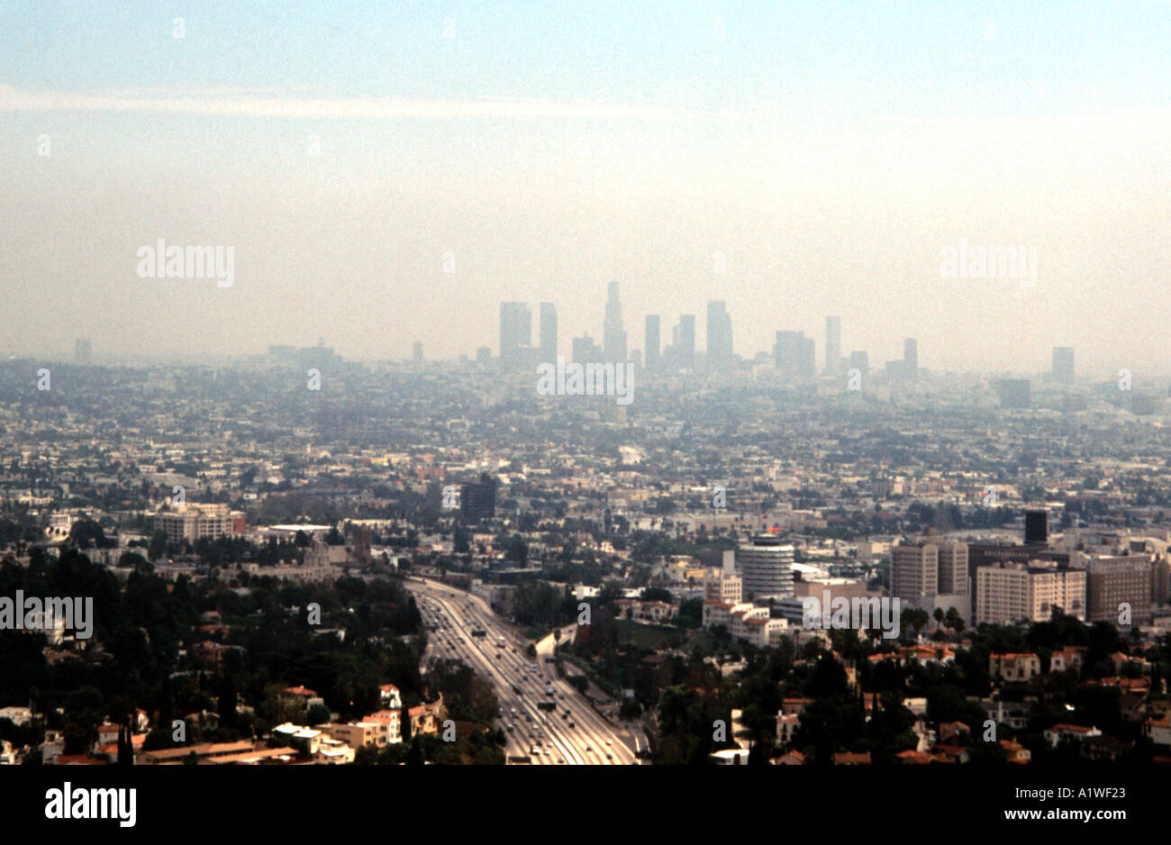 La rivière scintillante de l'autoroute 101 vers un des serpents ont recouvert le smog Los Angeles Banque D'Images