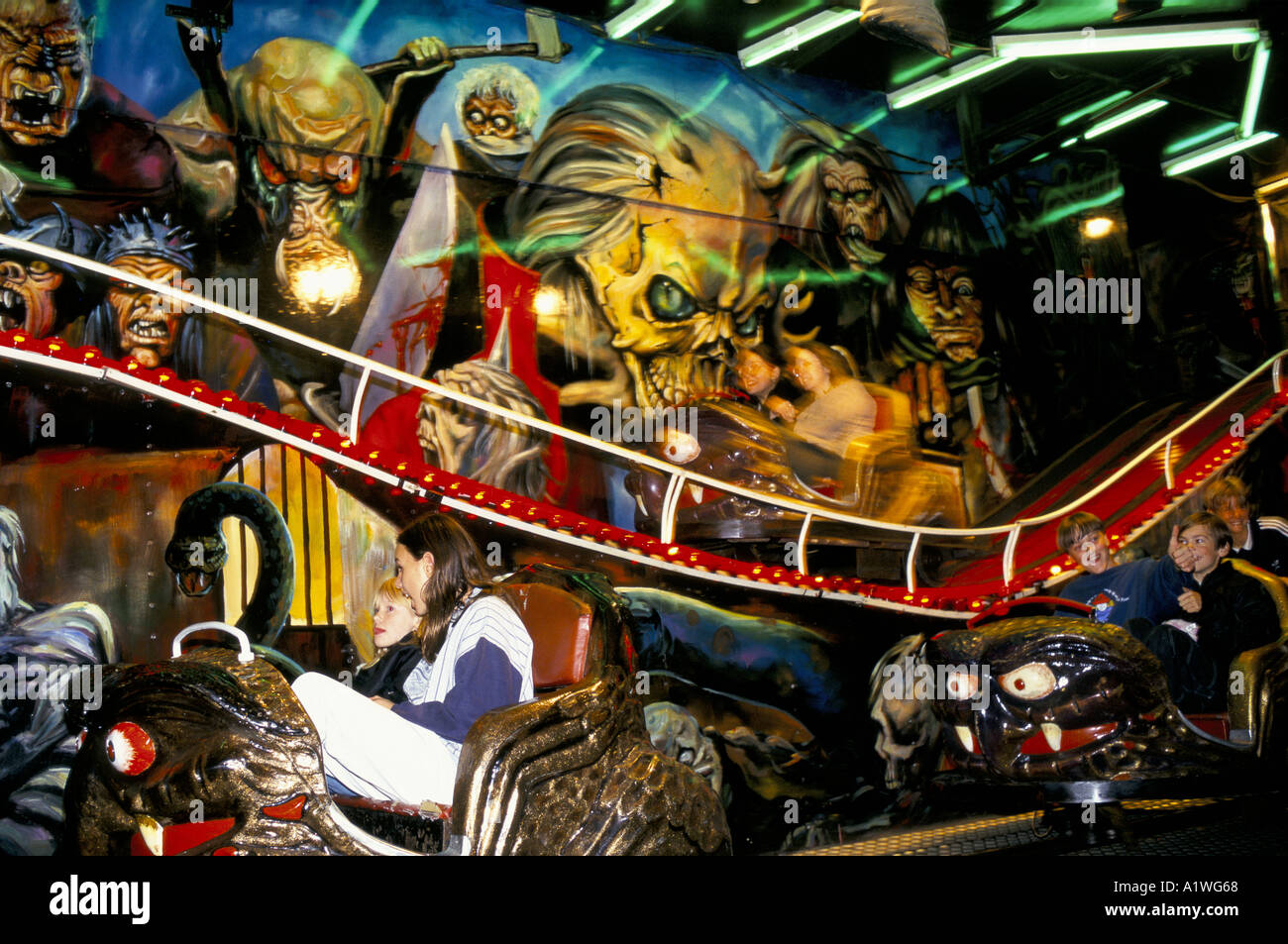Juste SOUTHAM FAIRGROUND RIDE 1996. Les passagers sur scary ghost train ride. Banque D'Images