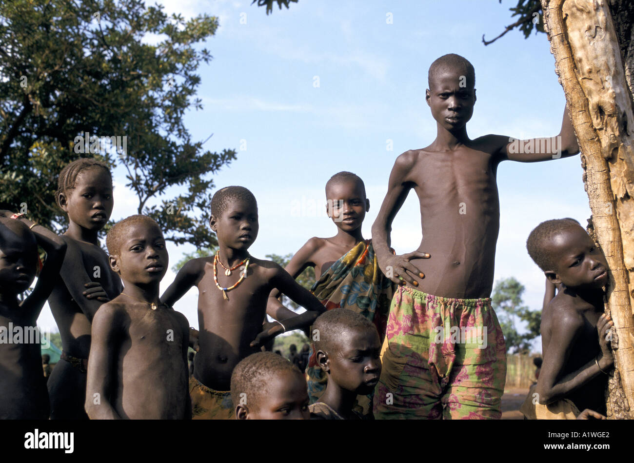 Soudan du Sud AOÛT 1998 LA FAMINE. MAPEL. Groupe de garçons non accompagnés MALNUTRIS SOIGNÉS PAR SCF 1998 Banque D'Images