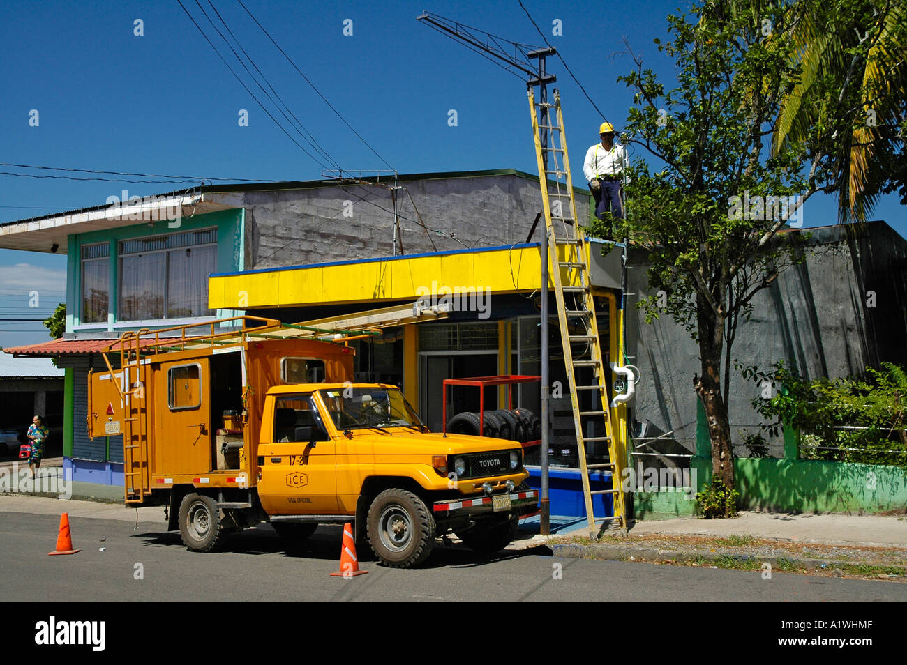 Les travailleurs de glace la réparation de câbles d'électricité à Miramar, province de Puntarenas, Costa Rica Banque D'Images