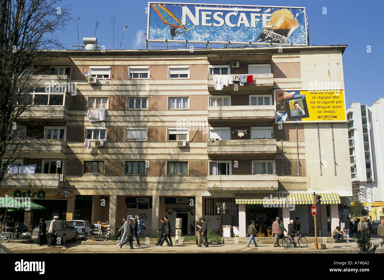 Centre Ville DE TIRANA ALBANIE 4 01 2001.foule marcher en face du bâtiment Banque D'Images