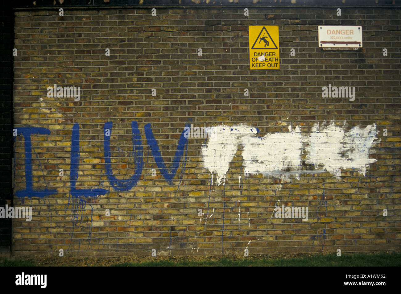 Le mot QUE VOUS AVEZ PEINT DE GRAFFITI ÉCRIT JE T'AIME MESSAGE SUR LE MUR DE BRIQUE LONDRES HACKNEY Banque D'Images