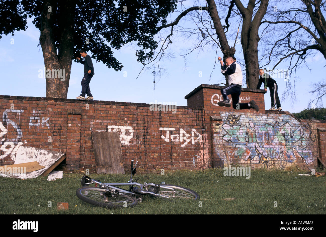 Autour de la JEUNESSE EN HOUSING ESTATE 2000 Banque D'Images