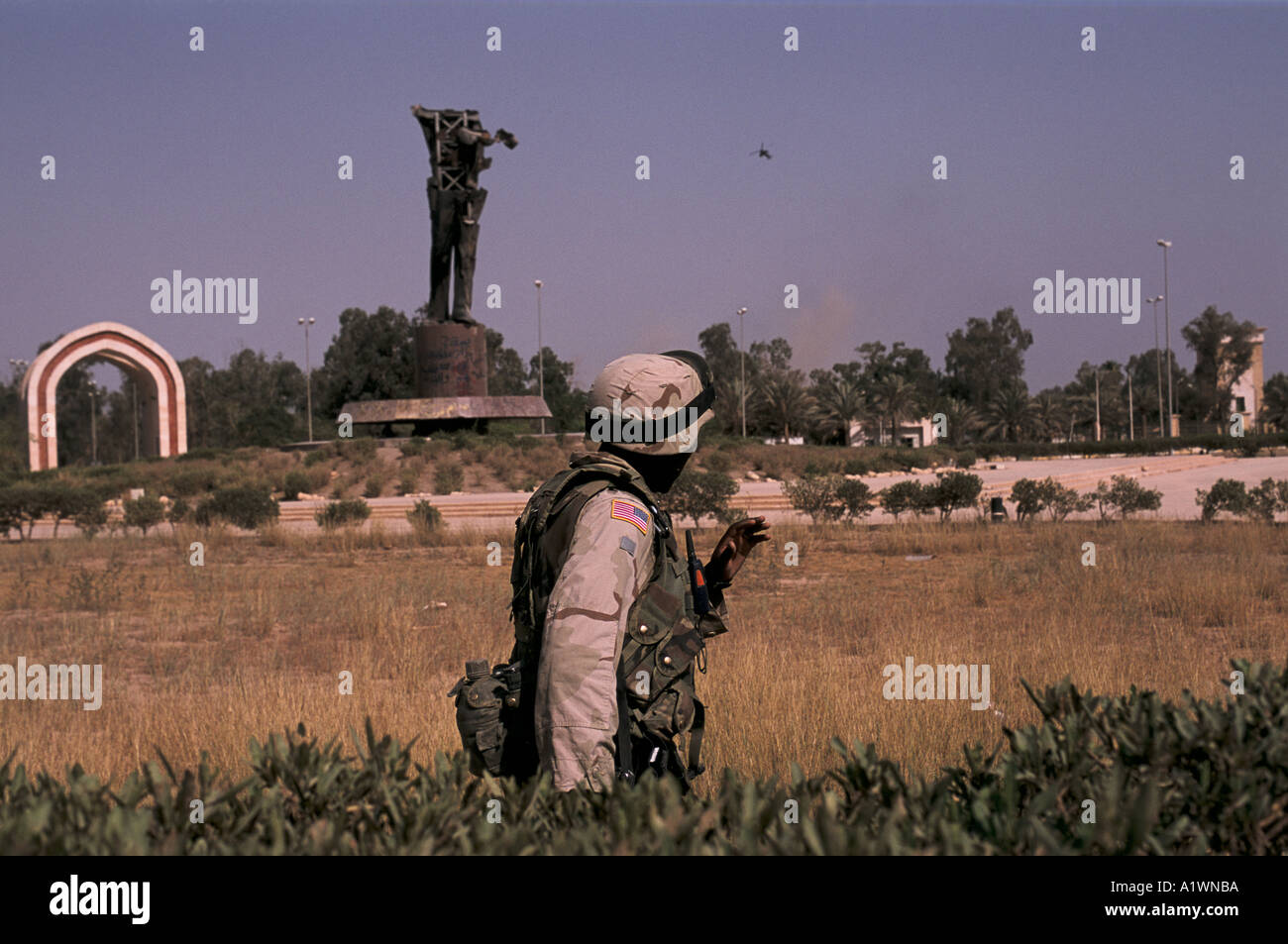 Bagdad Iraq Juin 2003 soldat américain en patrouille en avant du reste de la statue de Saddam Hussein. Banque D'Images