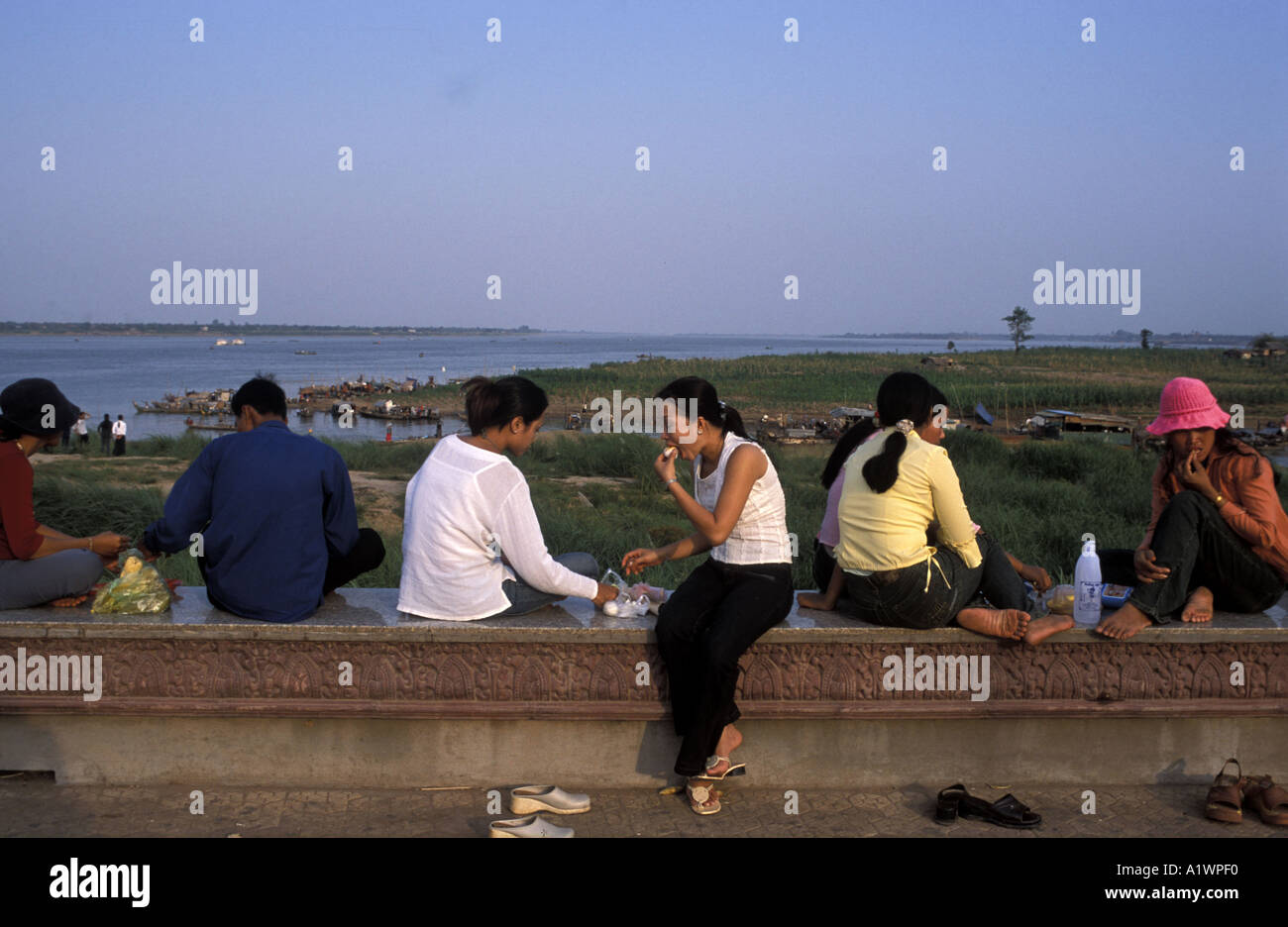 Dimanche après-midi, manger des collations au bord du Mékong, Phnom Penh Cambodge Banque D'Images
