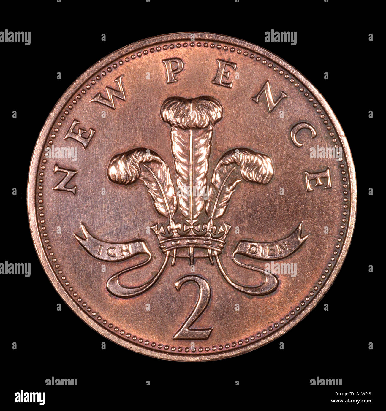 La reine Elizabeth II Regina Reg 2 virgule 2 deux nouveaux pence P droit face profil jeunes plumes couronne lumineuse ruban cuivre Banque D'Images