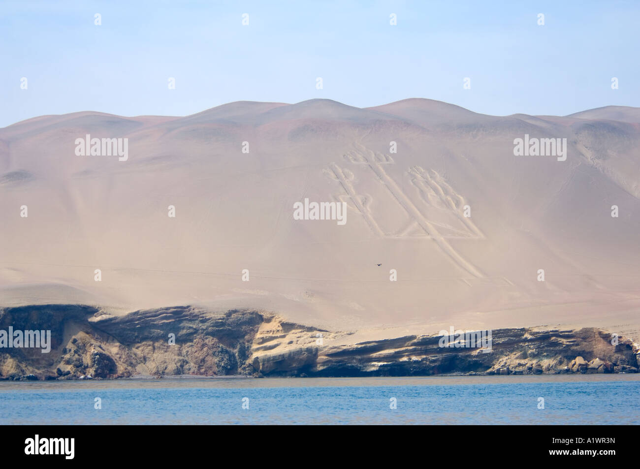 En sortant de l'îles Ballestas dans la réserve nationale de Paracas est la "candélabres", un chemin Inca dessin gravé dans le sable. Banque D'Images