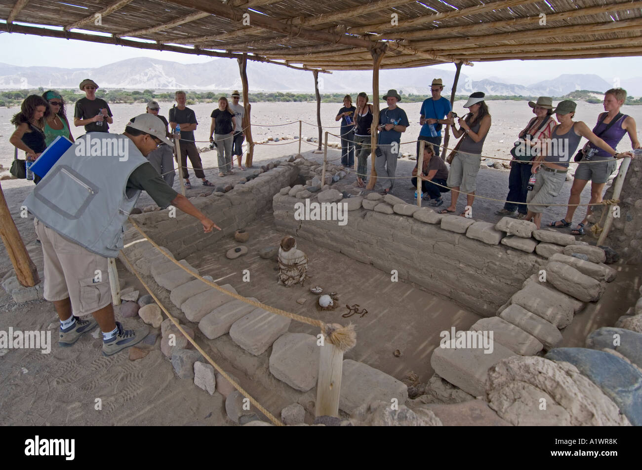 Un groupe de touristes avec leur guide au cimetière de Chauchilla au Pérou. Banque D'Images