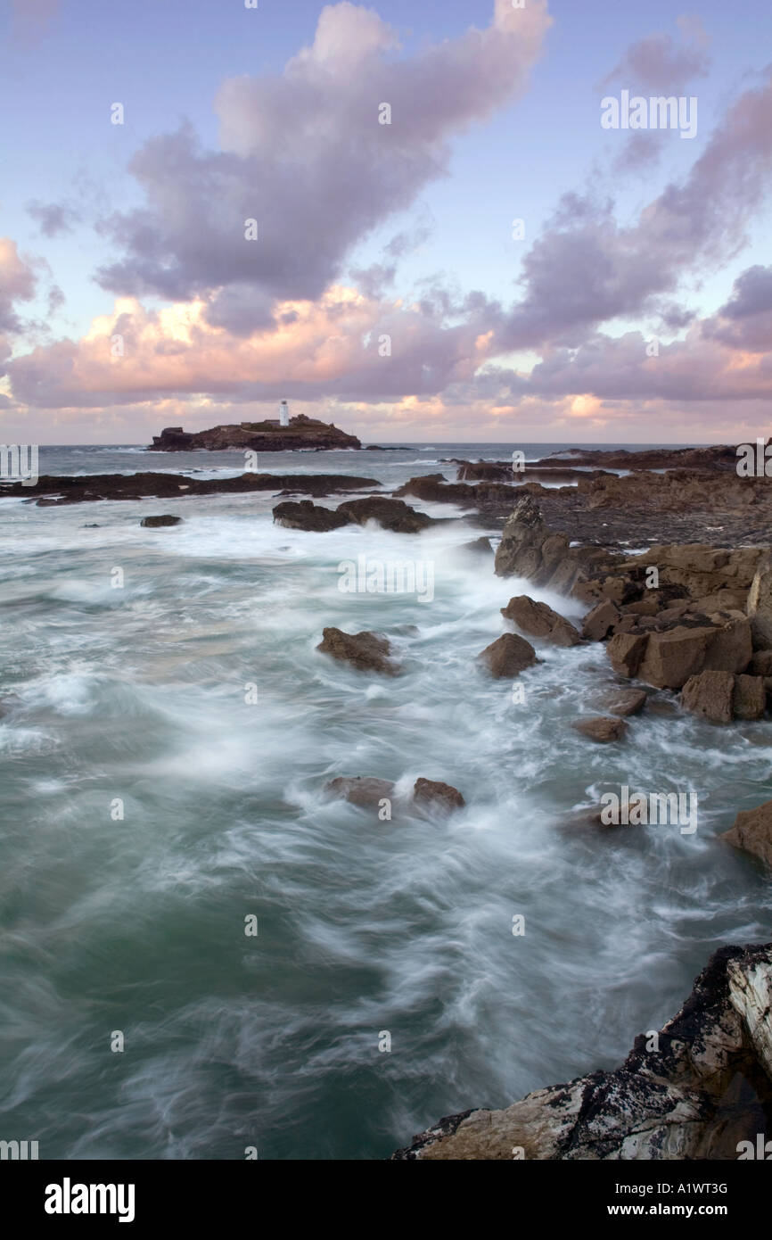 Voir l'île de Godrevy et phare de la côte à Gwithian Cornwall au coucher du soleil Banque D'Images