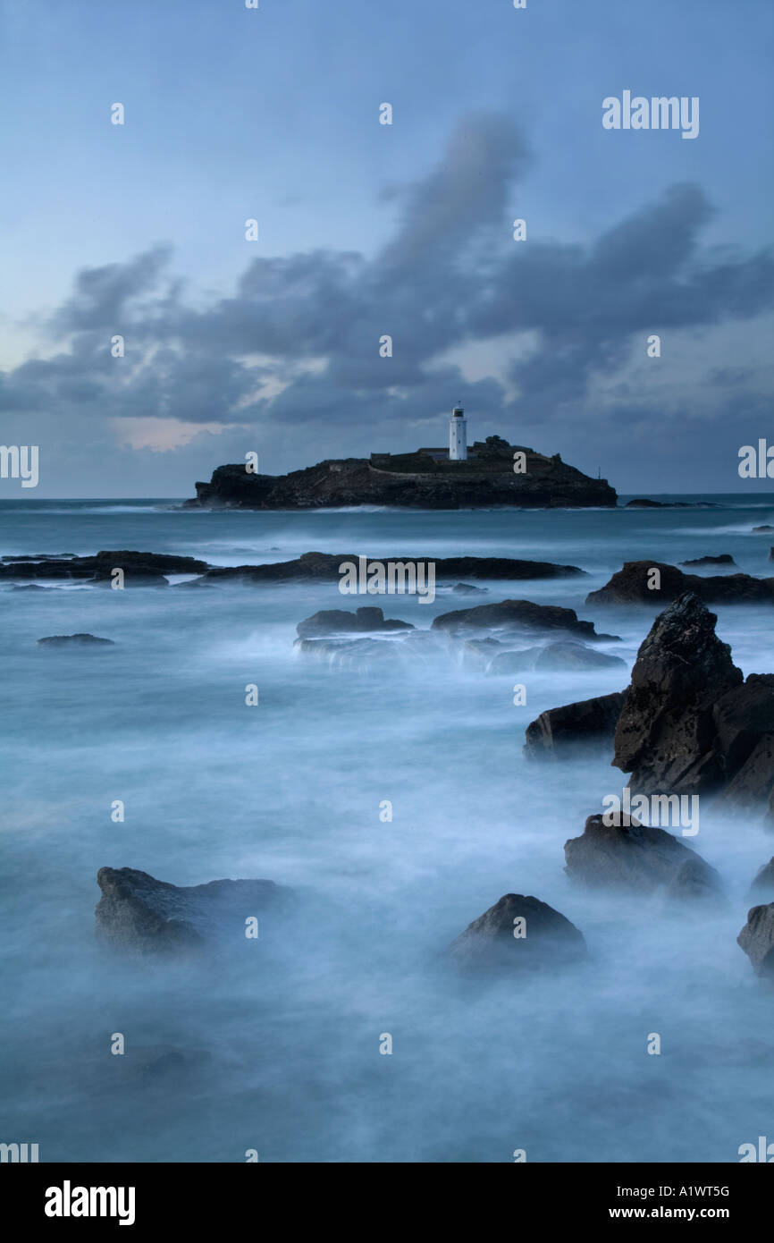 Voir l'île de Godrevy et phare de la côte de Cornwall Gwithian soir Banque D'Images