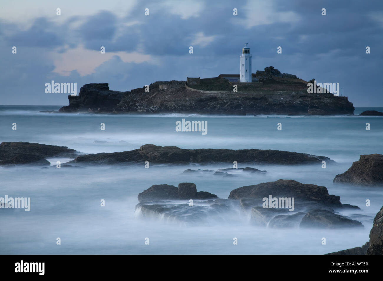 Voir l'île de Godrevy et phare de la côte de Cornwall Gwithian soir Banque D'Images