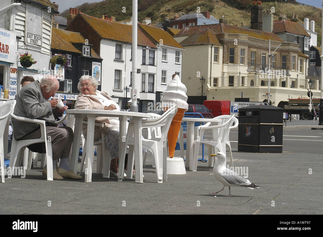 Vieux couple sitting outside cafe Banque D'Images