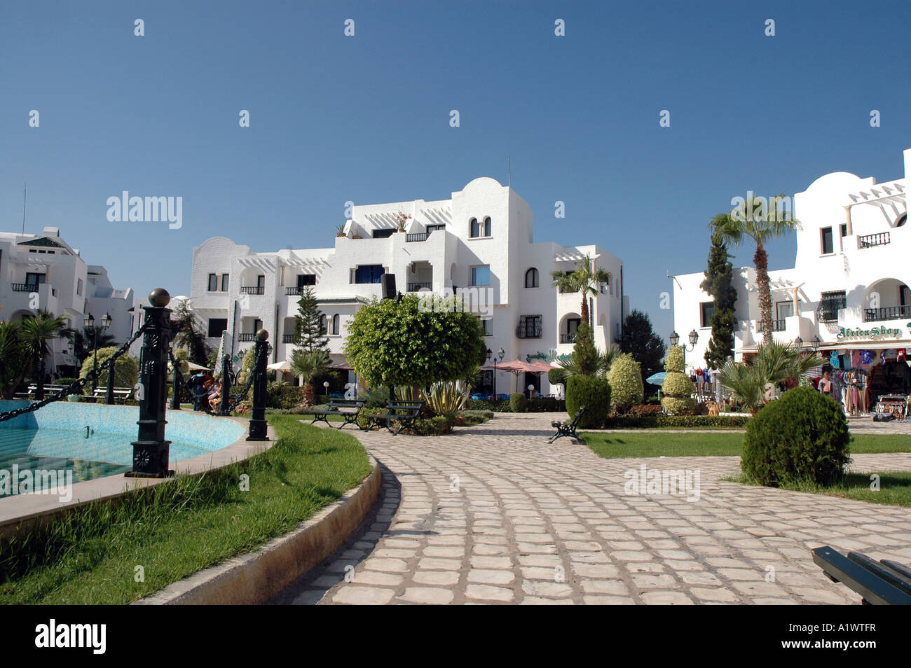Maisons blanches sur le marché principal de Port El Kantaoui en Tunisie Banque D'Images