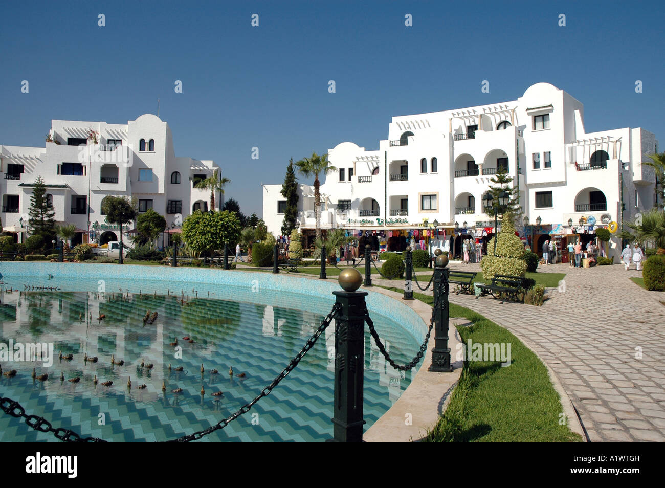 Maisons blanches sur le marché principal de Port El Kantaoui en Tunisie Banque D'Images