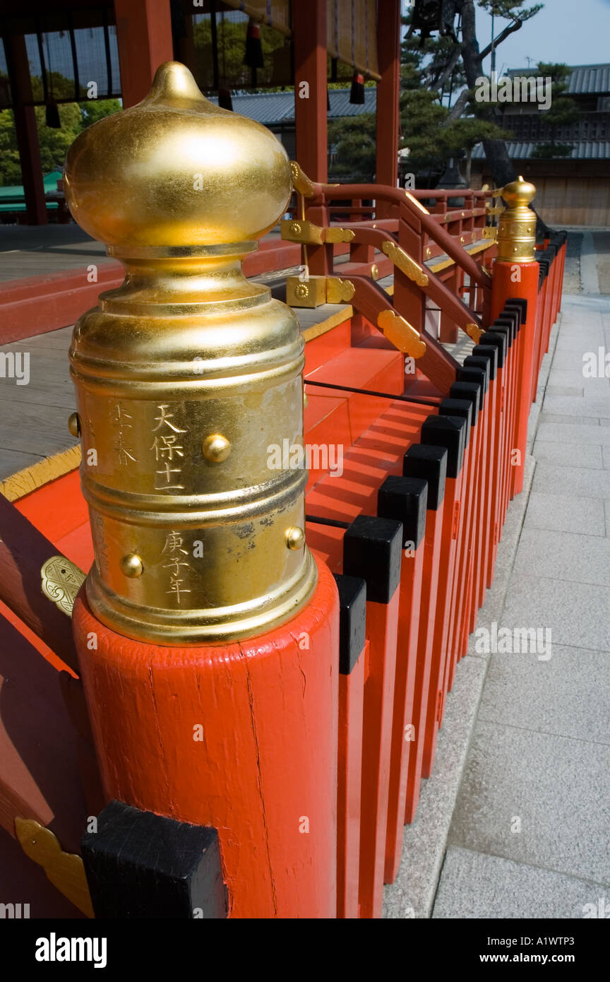 Un ornement d'or sur une clôture au Sanctuaire Fushimi Inari à Kyoto au Japon Banque D'Images