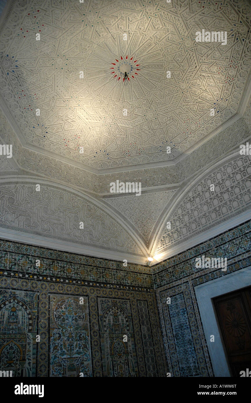 Plafond en plâtre sculpté de Virgil Prix dans le musée du Bardo à Tunis, capitale de la Tunisie Banque D'Images
