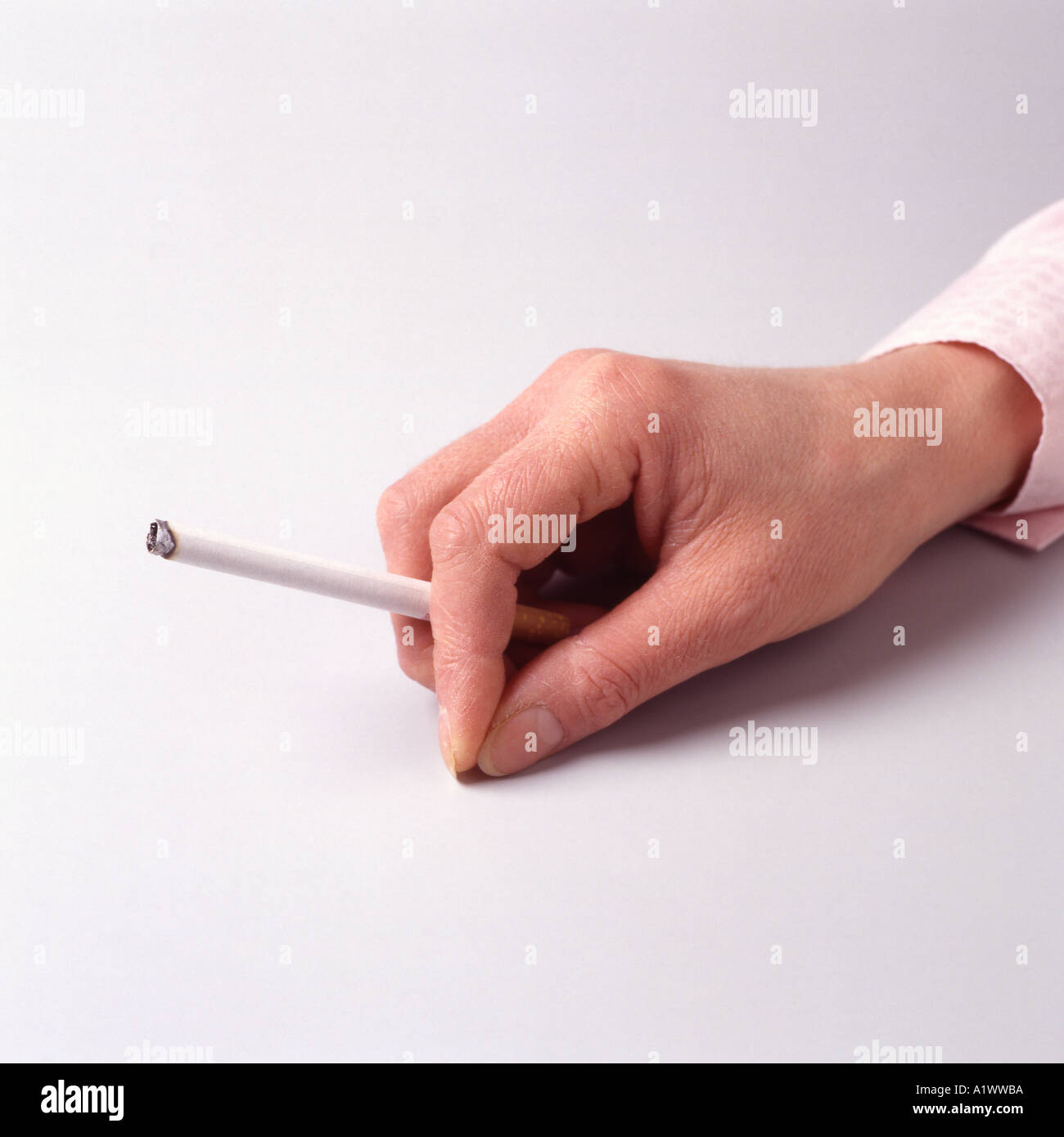 Cigarette entre les doigts Photo Stock - Alamy