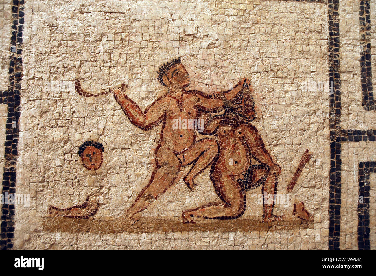 Thésée tuant le minotaure sur mosaïque romaine dans le musée du Bardo à Tunis, capitale de la Tunisie Banque D'Images