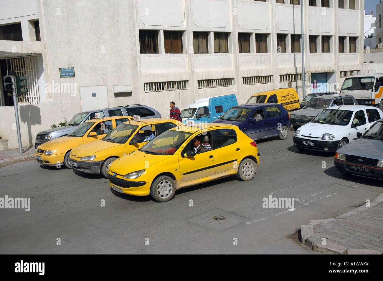 Les taxis jaunes à Tunis, capitale de la Tunisie Photo Stock Alamy