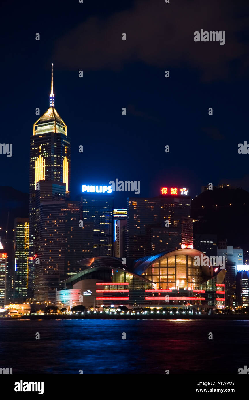 Centre de conventions de Hong Kong sur l'île de Hong Kong s'illumine la nuit près du port Banque D'Images