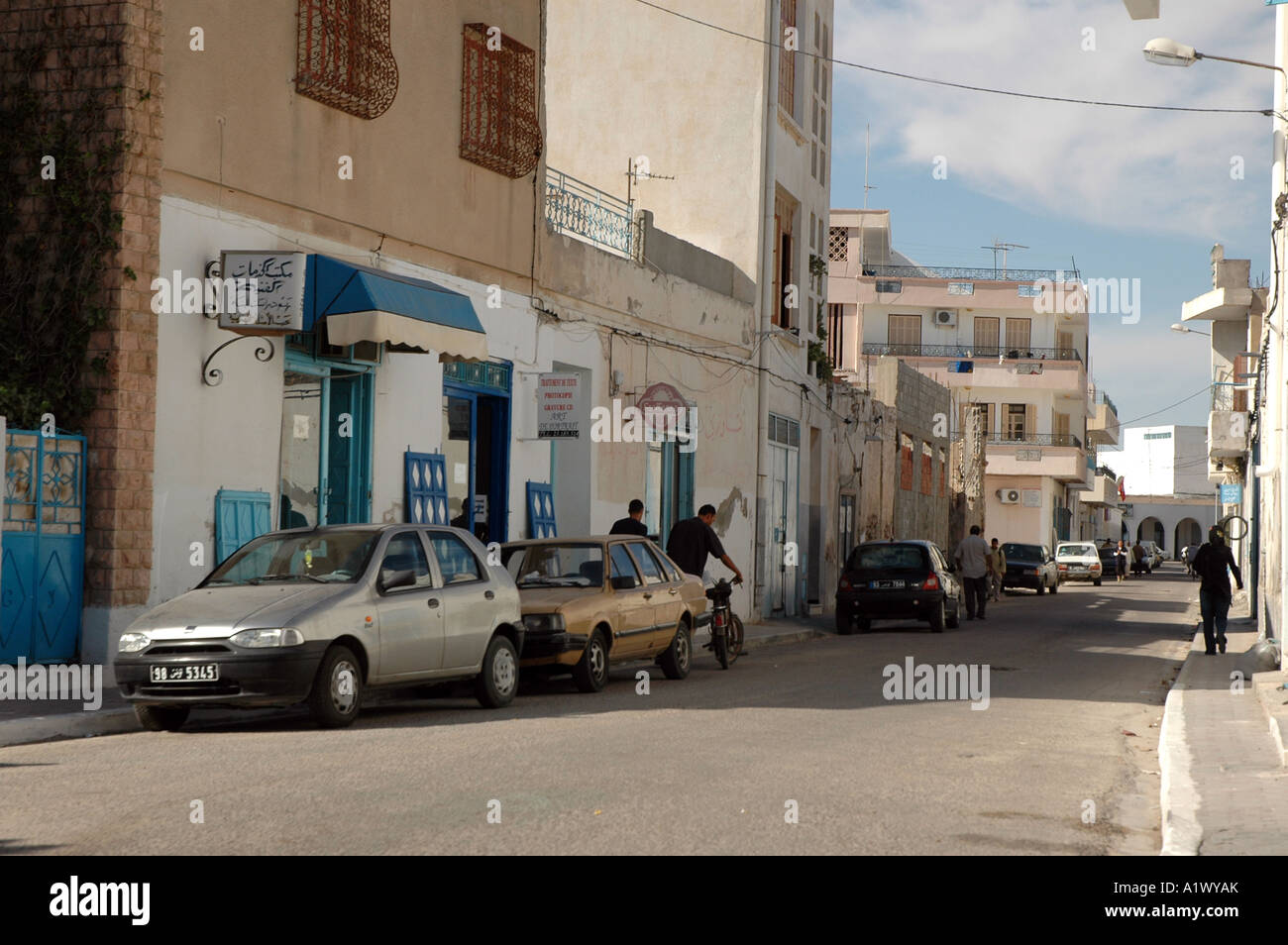 Street dans la ville de Gabès en Tunisie Photo Stock - Alamy