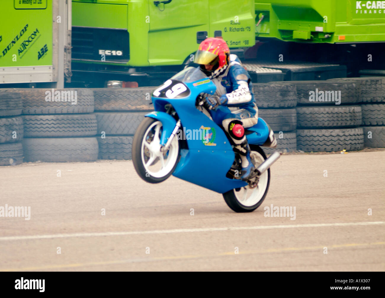 Moto Moto Moto course wheelie cycle racing circuit superbike rapide britannique danger risque gagner sport à carreaux victoire Banque D'Images