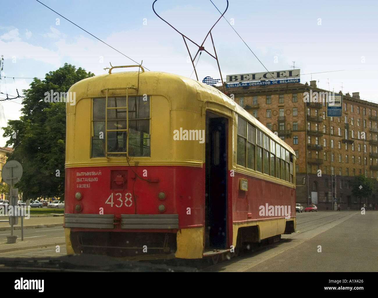 Electric tramway d'avant-guerre avec Fischer sur collecteur bow en mouvement de toit on city street, à Minsk, capitale du Bélarus Banque D'Images