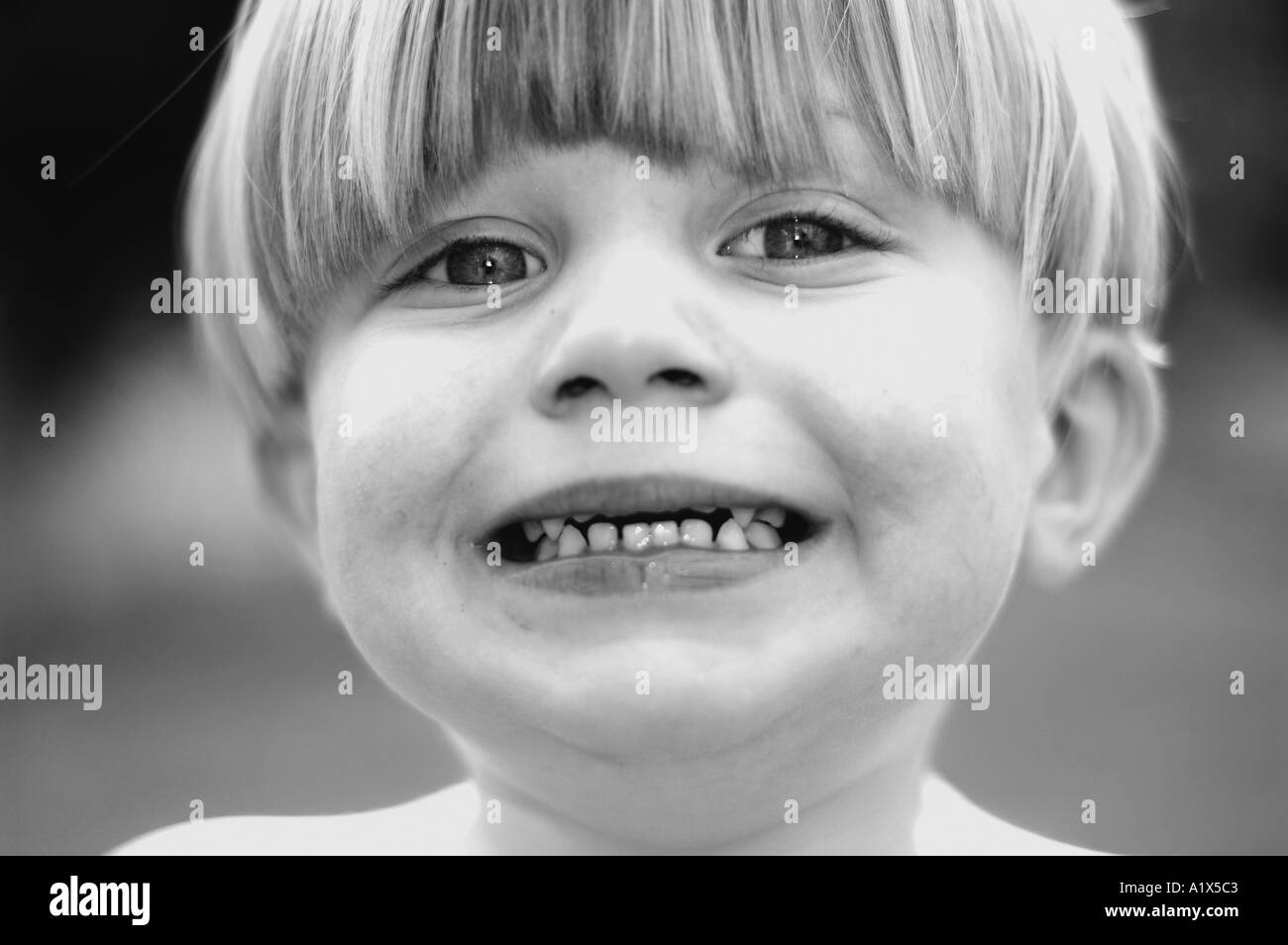 Smiling little boy making funny face Banque D'Images