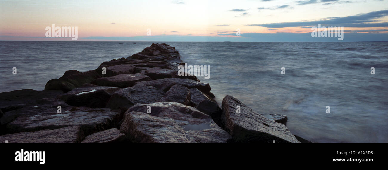 Jetée panoramique donnant sur la mer de l'océan, Madison CT, USA Banque D'Images
