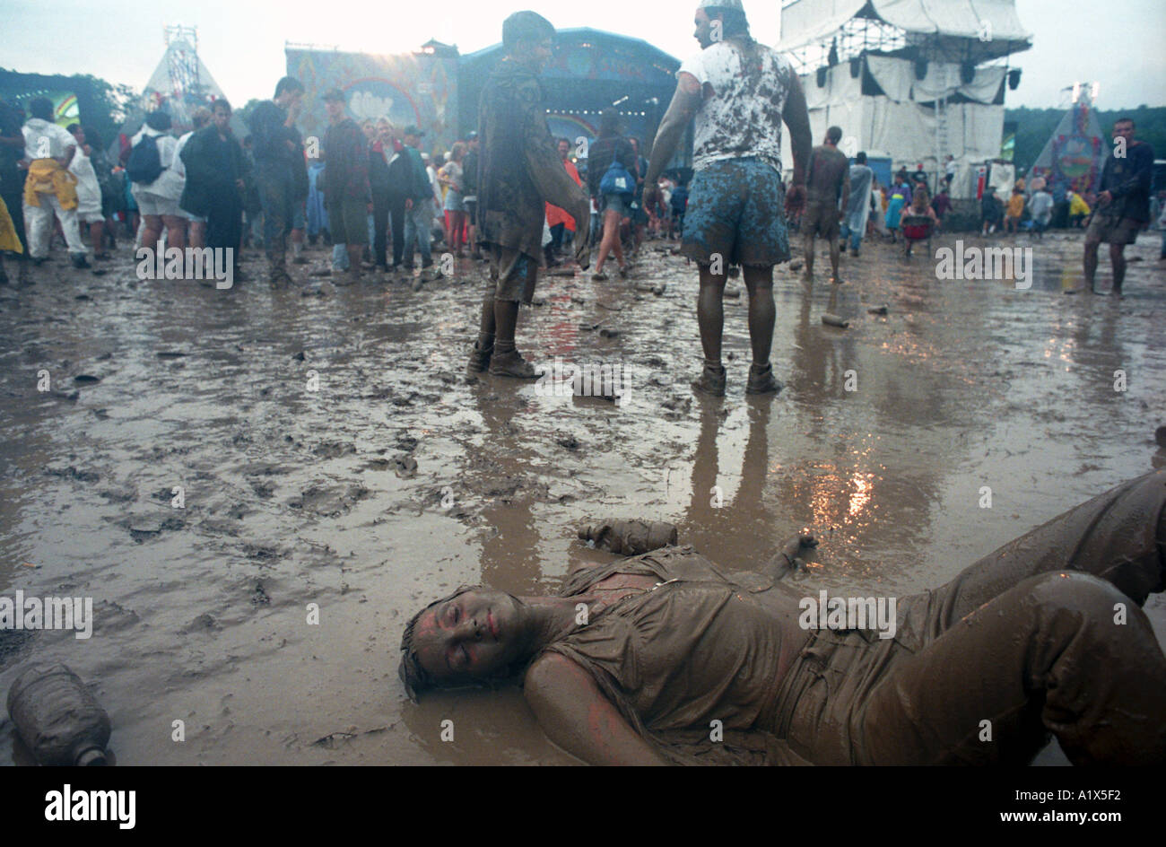 Festival de musique de Woodstock femme évanouie dans la boue après partie 1994 USA Banque D'Images