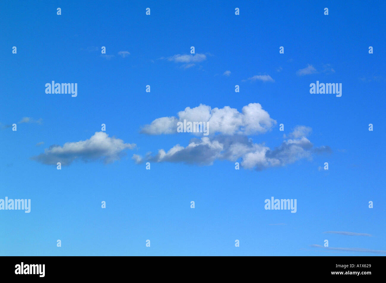 Et de nuages gonflés dans un ciel bleu pendant un jour ensoleillé et lumineux tropicaux Banque D'Images