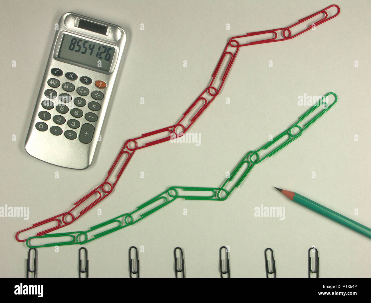 Trombones et une calculatrice Banque D'Images