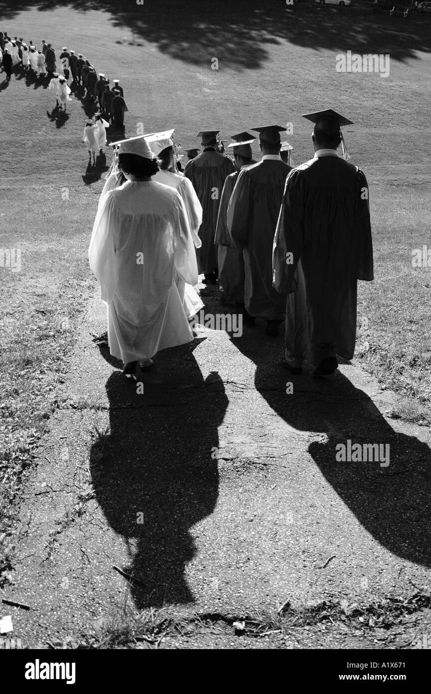 Les élèves marcher dans une colline à l'extérieur de la cérémonie de remise des diplômes à l'extérieur Banque D'Images