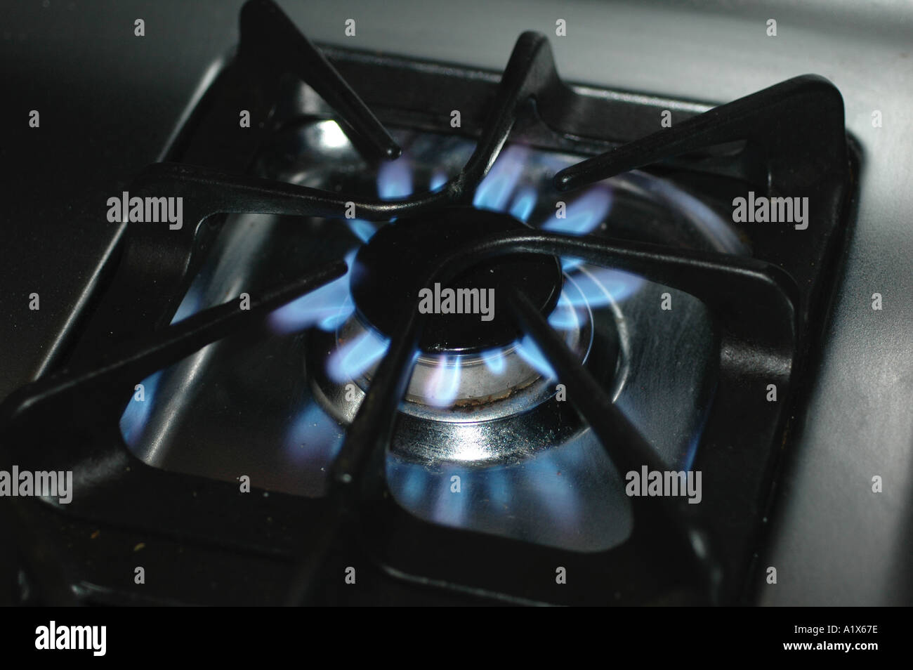 Cuisinière à gaz avec brûleur allumé Banque D'Images