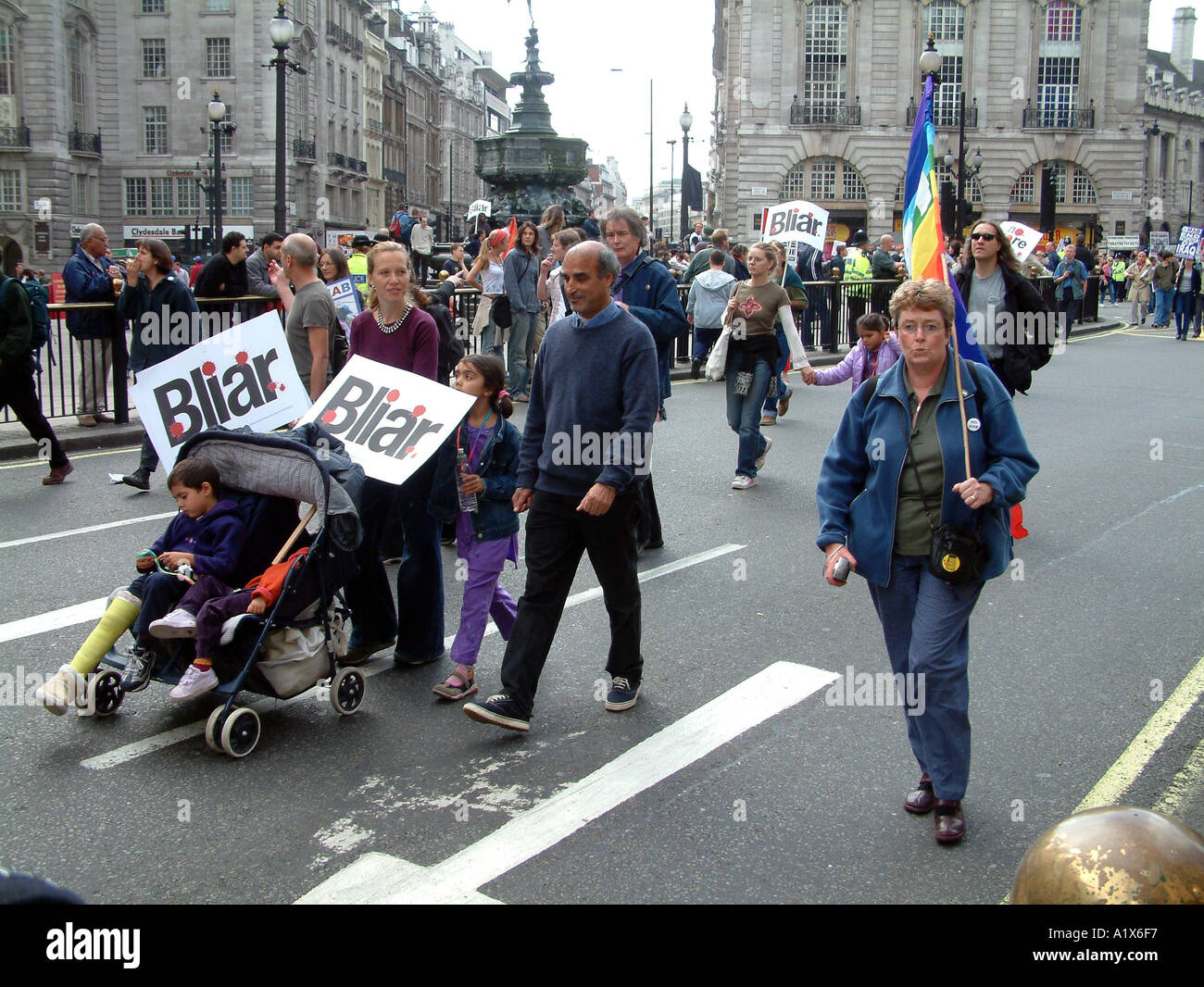 La Guerre anti manifestation près Eros de Piccadilly Circus London England UK Banque D'Images