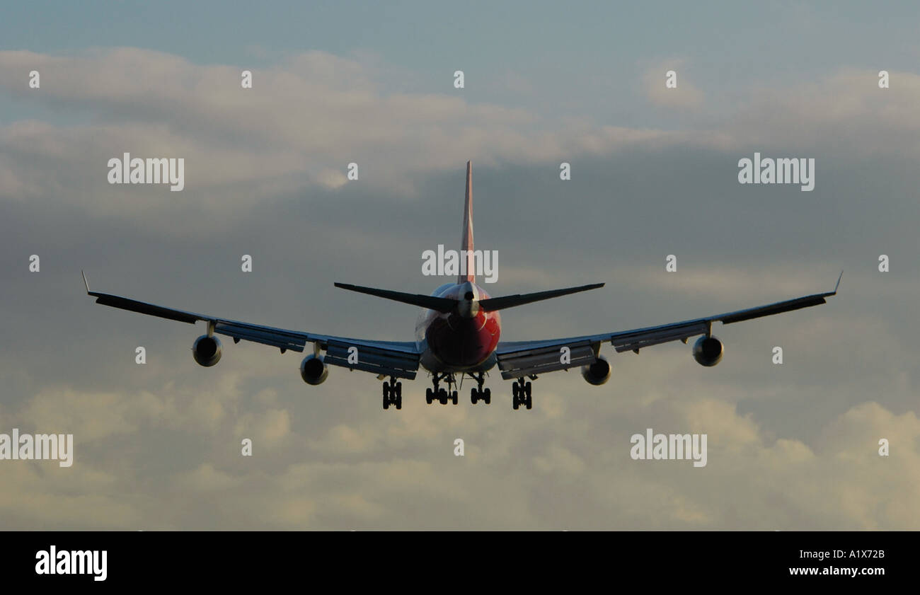 Un Boeing 747 Quantas Airlines sur l'approche à l'atterrissage à l'Aéroport International d'Auckland Auckland Nouvelle Zélande Banque D'Images