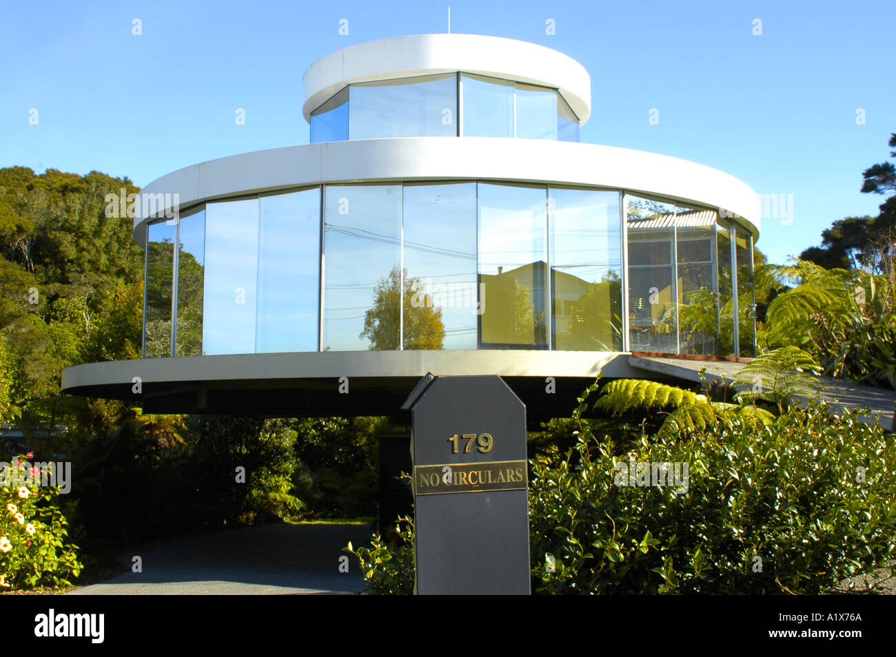 Pas un signe sur la boîte aux lettres circulaires d'une maison ronde Banque D'Images