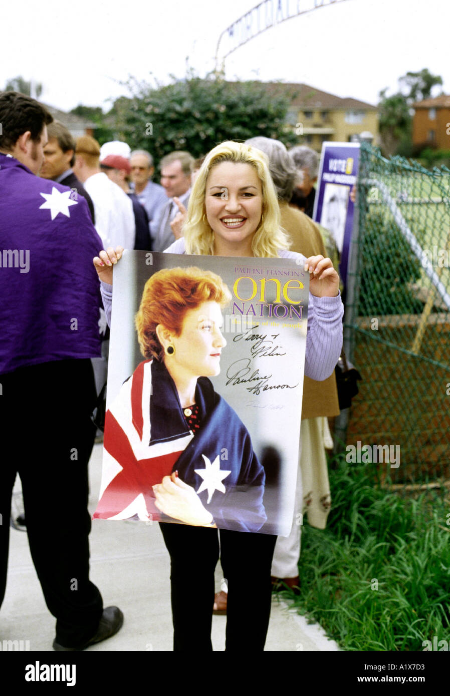 Un supporteur Pauline Hanson est titulaire d'une affiche de son idole dans un pays Australie Sydney Banque D'Images