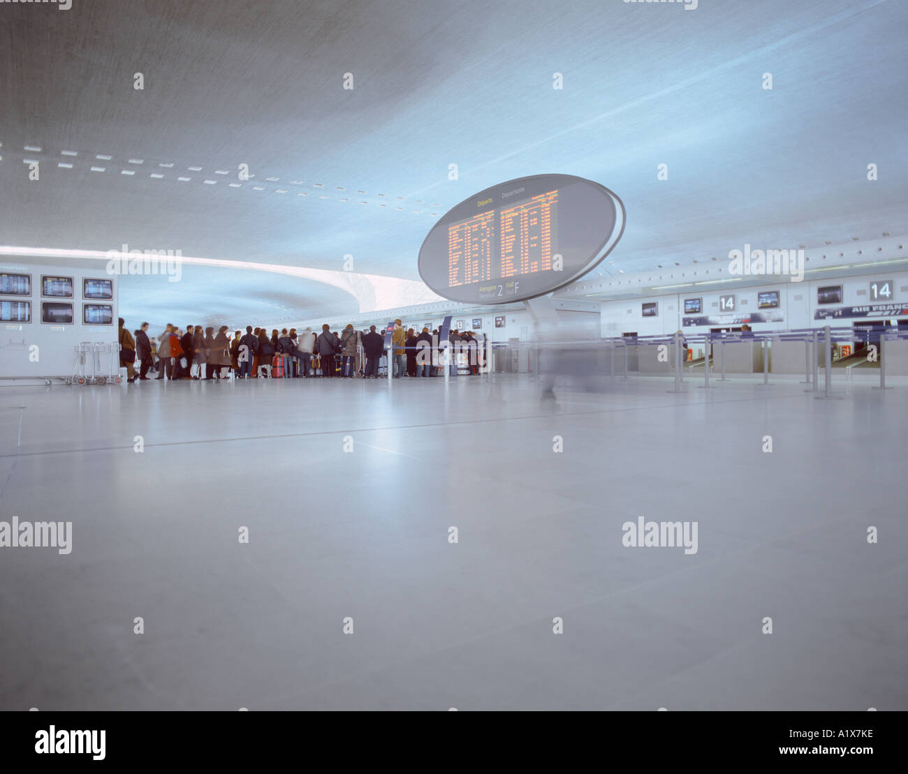 Voyageurs en attente au terminal 2E à l'aéroport de Paris Charles de Gaulle, Paris, France. Banque D'Images