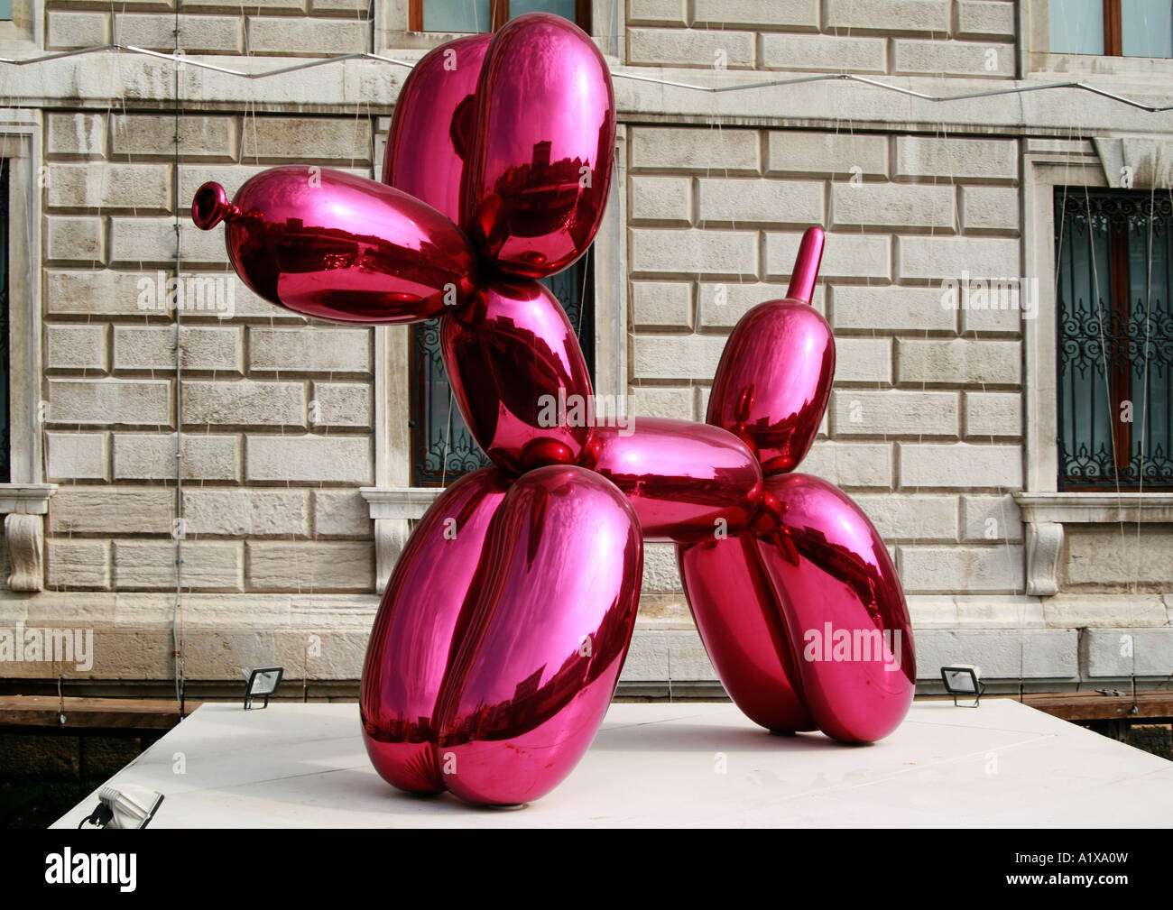 Jeff Koons balloon dog sculpture sur le Grand Canal, Venise, Italie Banque D'Images