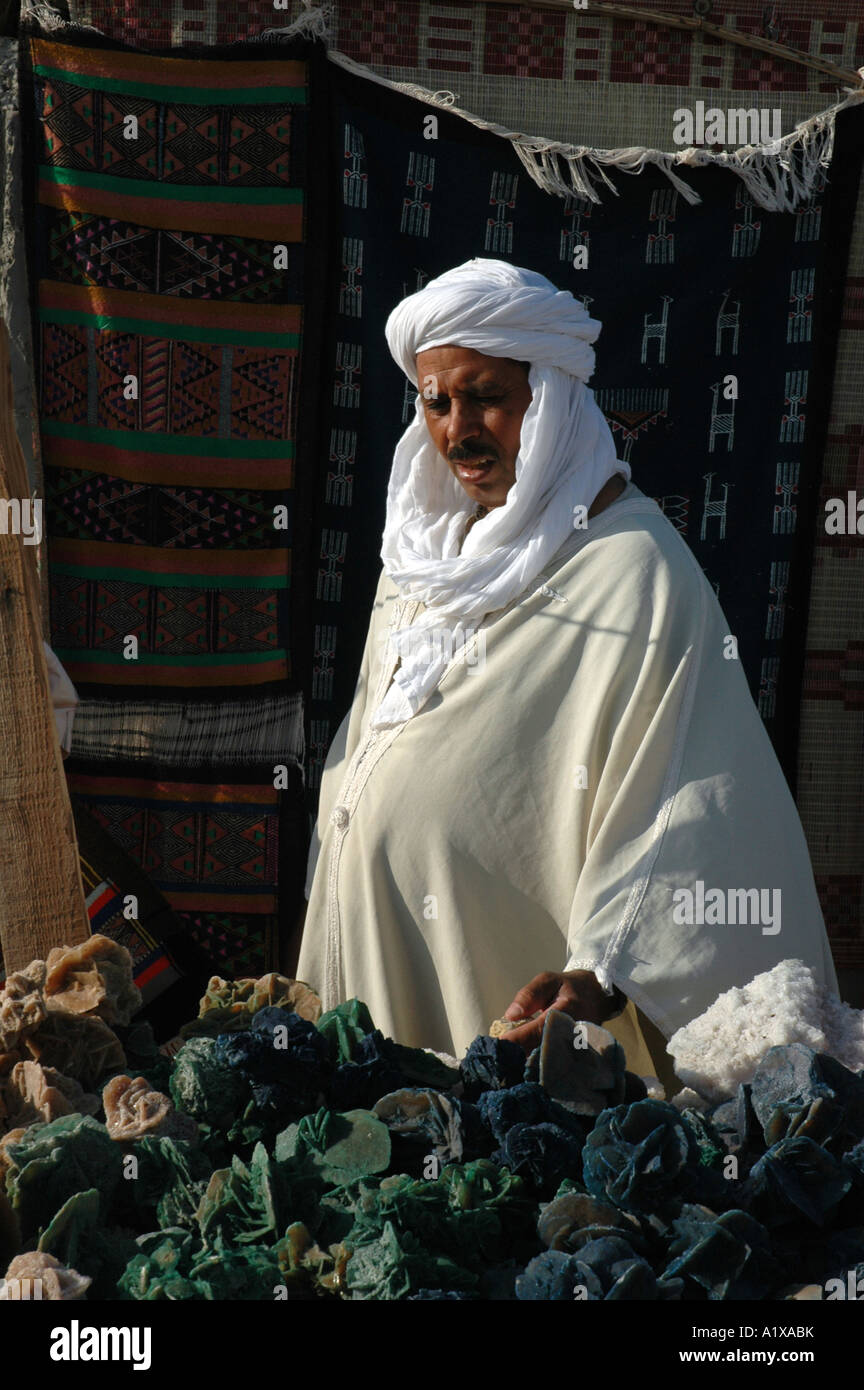 L'homme qui vend des souvenirs de caler sur le bord de la route de la traversée du pont-jetée du lac Chott el Jerid en Tunisie Banque D'Images