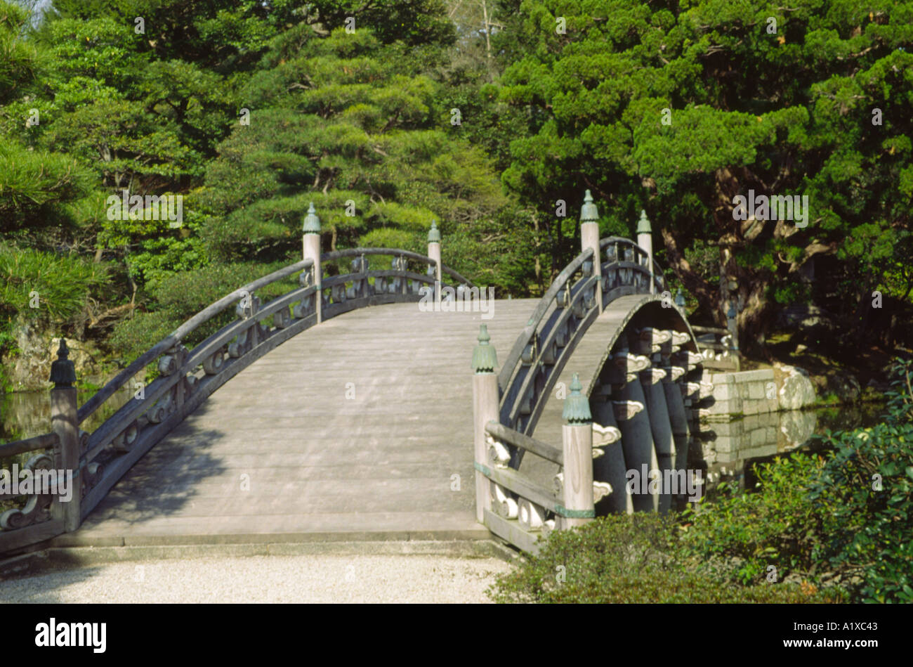 Pont sur le lac dans un parc du Palais Impérial de Kyoto au Japon Banque D'Images
