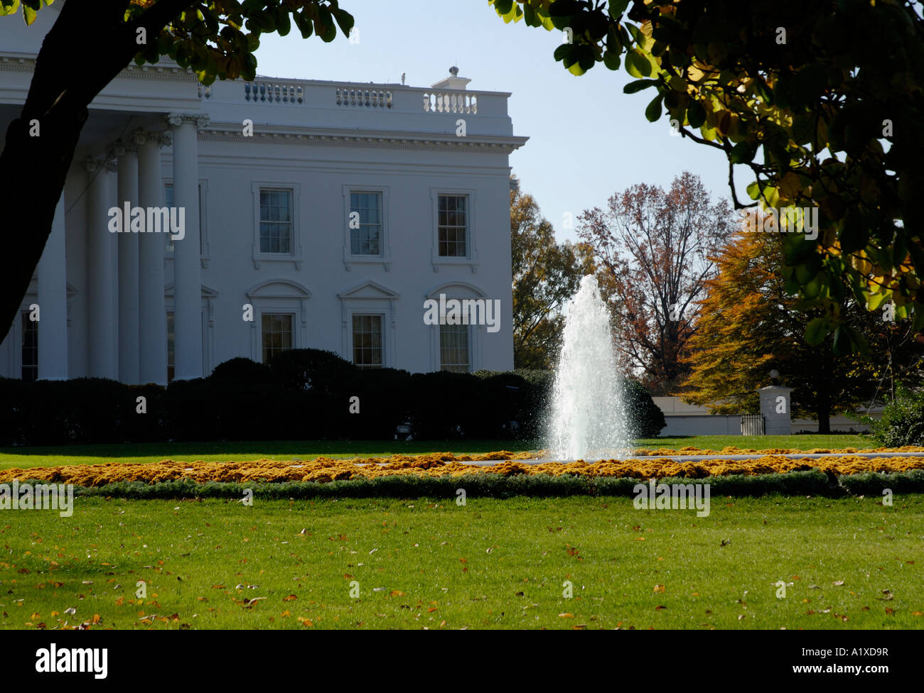 La Maison Blanche de la pelouse nord avec fontaine. United States Presidential Executive home Banque D'Images