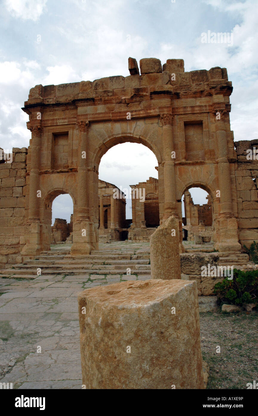 Route de Antonine Gate mènent à l'grand Forum romain de Sufetula antique, aujourd'hui connu sous le nom de Sbeitla, Tunisie Banque D'Images