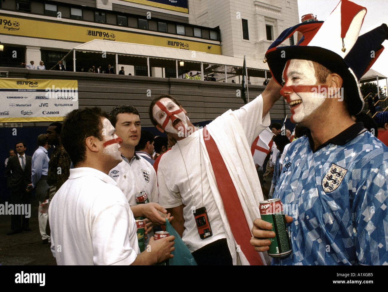 Groupe D'HOMMES AU CHAMPIONNAT D'EUROPE DE FOOTBALL 1996 au stade de Wembley 3 D'ENTRE EUX SONT LE ROUGE ET LE BLANC TRAVERSE LE ST GEORGE CROSS L'ANGLETERRE drapeau sur leur visage l'UN D'EUX PORTE ÉGALEMENT UN DRAPEAU 1996 Banque D'Images